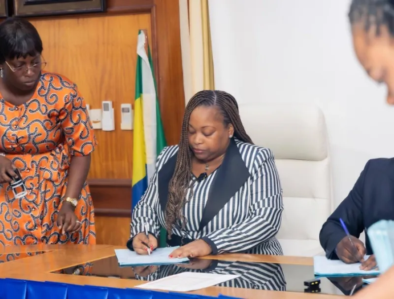 Signature de 943 fiches bleues au bénéfice des enseignants des Confessions Religieuses.
