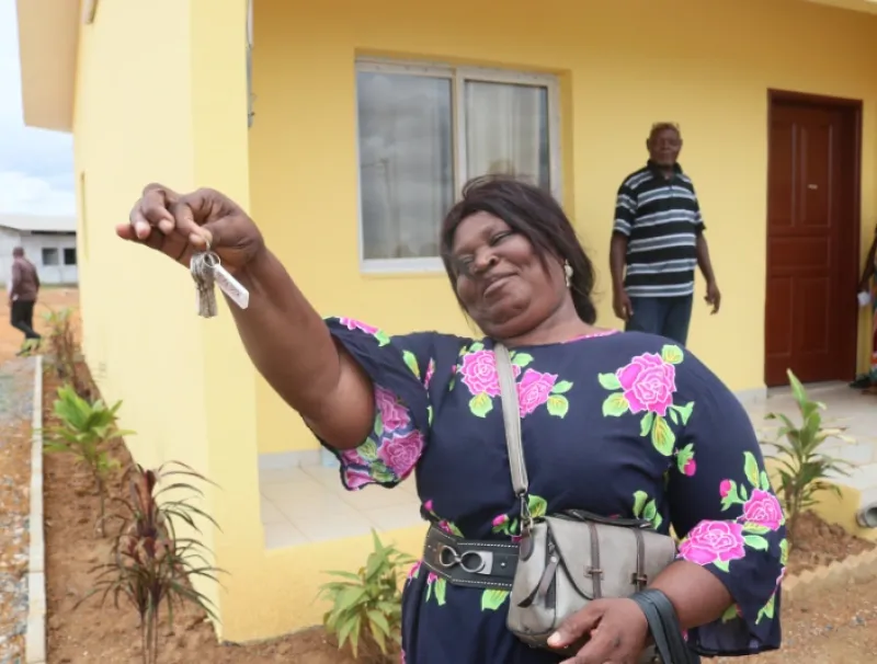 Une récipiendaire récupérant les clés de sa nouvelle maison