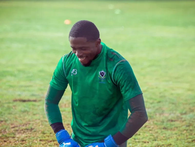 Loyce Mbaba, footballeur international gabonais