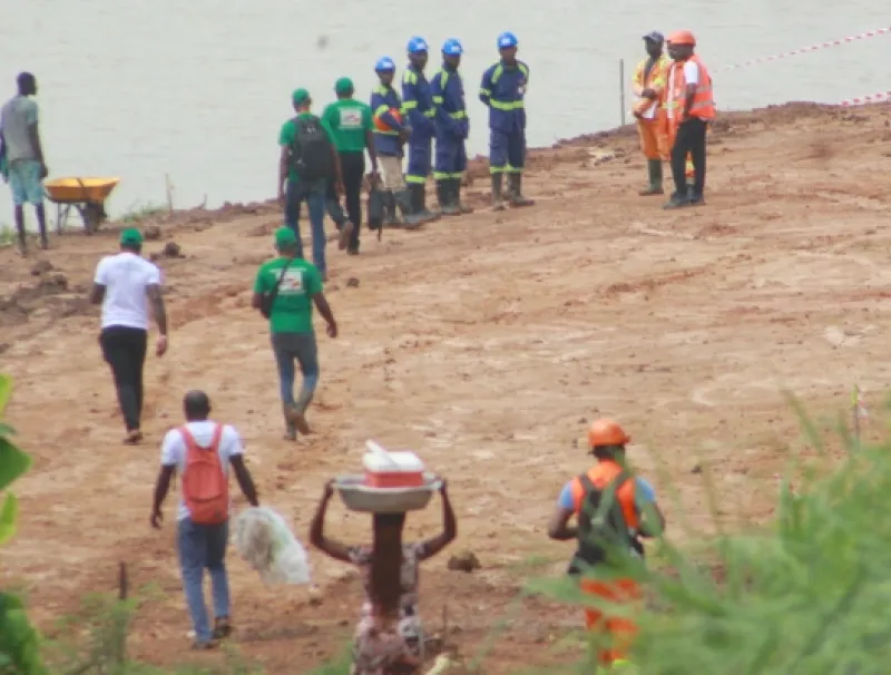 Les agents de l’entreprise Mika Service sur la plateforme aménagée 