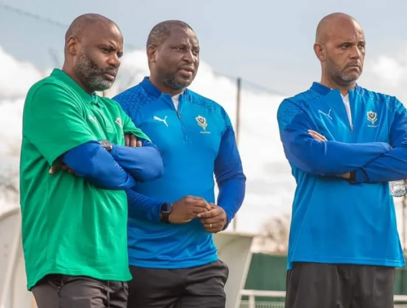 Thierry Mouyouma est le sélectionneur des Panthères du Gabon, et son staff