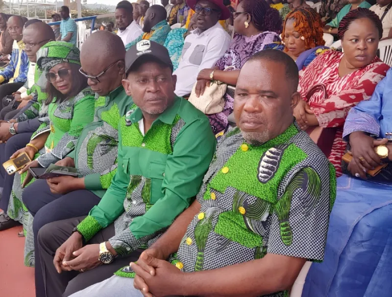 Brice Anicet Mombo (au premier plan) élu 1er maire adjoint de la commune de Ntoum.