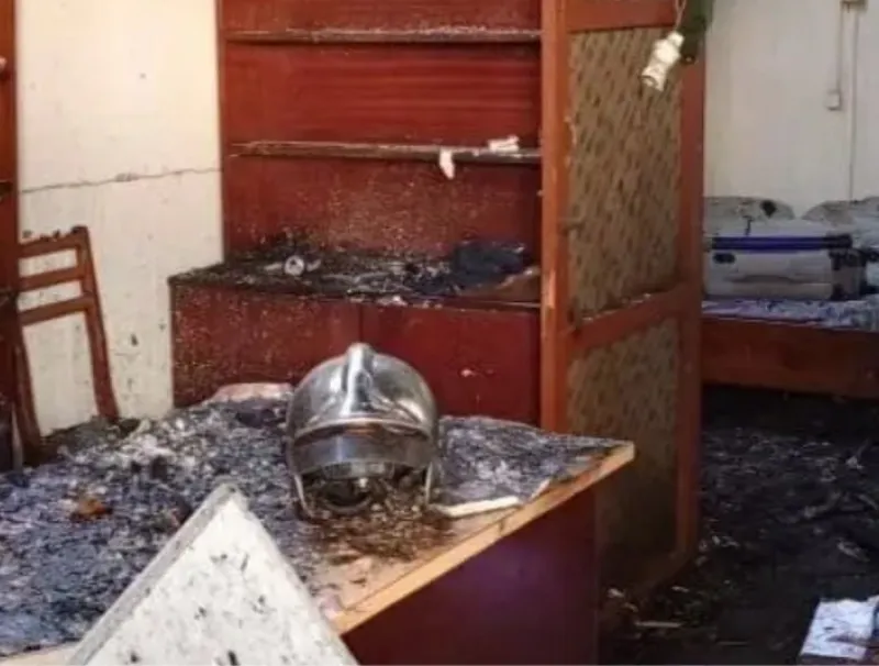 Vue d’une pièce ravagée par les flammes.