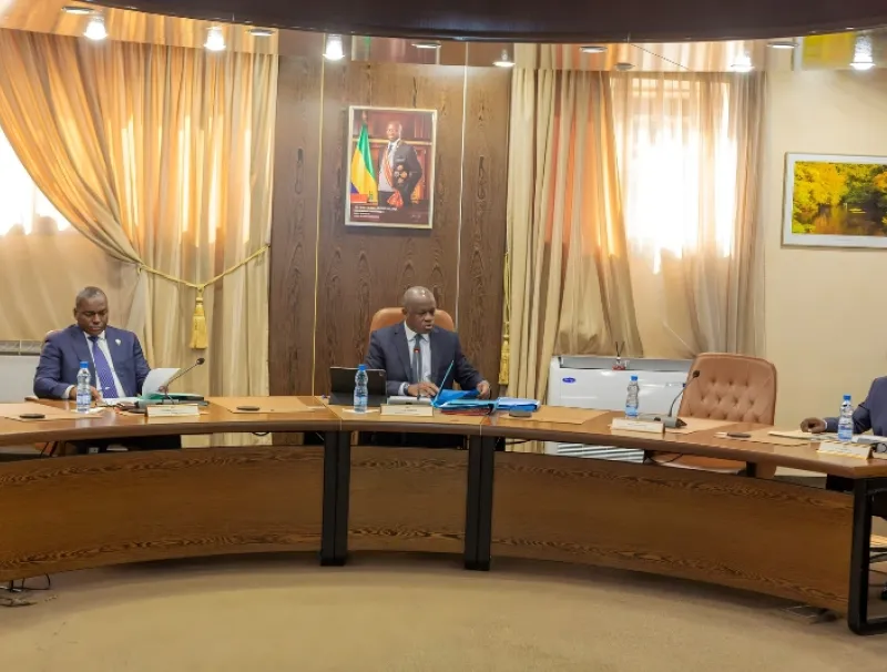 Ulrich Manfoumbi Manfoumbi, ministre des transports, Hermann Immongault, vice-président du gouvernement et Philippe TONANGOYE, ministre de l'accès universel à l'eau et à l'énergie