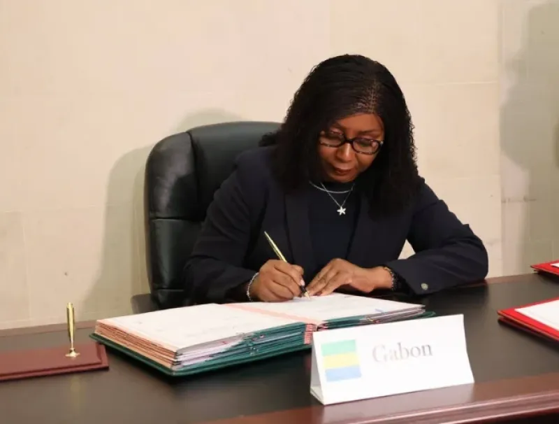 Marie-Édith Tassyla-Ye-Doumbeneny lors de la signature des traités à New York.