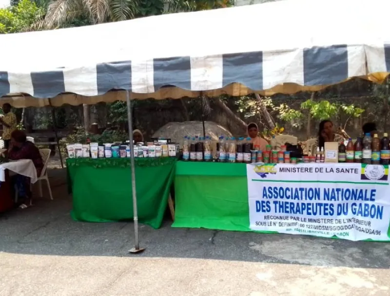 Une vue des stands destinés à la vente des produits de la pharmacopée.