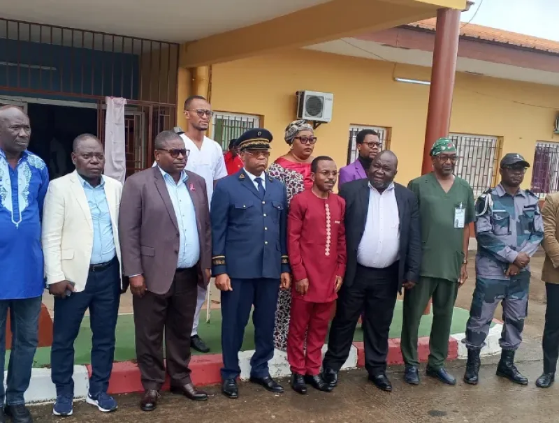 Autour du gouverneur, les médecins spécialistes et les autorités locales lors lancement de la campagne médicale.