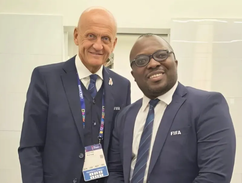 Serge Assume en compagnie du président de la Commission de l’arbitrage de la FIFA Pierluigi Collina.