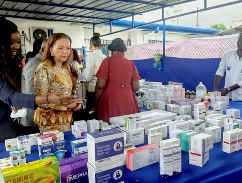 La ministre de la Santé, Pr Nkana Ayo-Bivigou, pendant la visite des stands