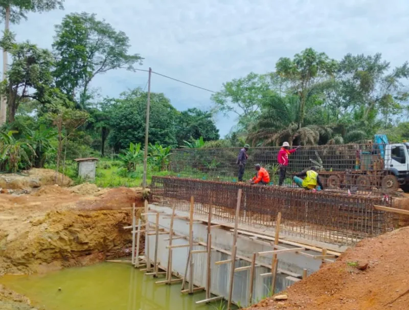 L’un des ponts en construction sur le chantier routier de Cocobeach.