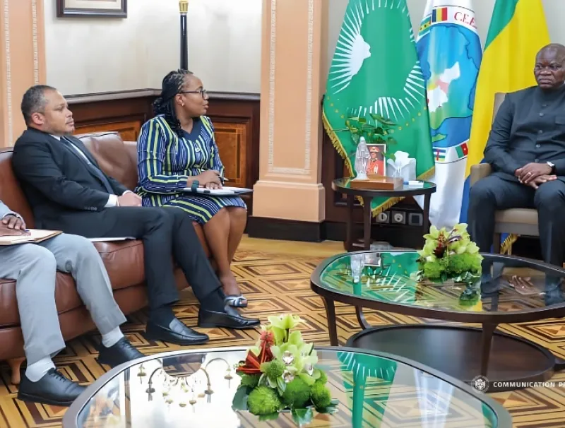 Oligui Nguema, président de la république, Awanang-Anato, ministre des affaires sociales et Rebienot Pellegrin, Directeur général de la CNSS 