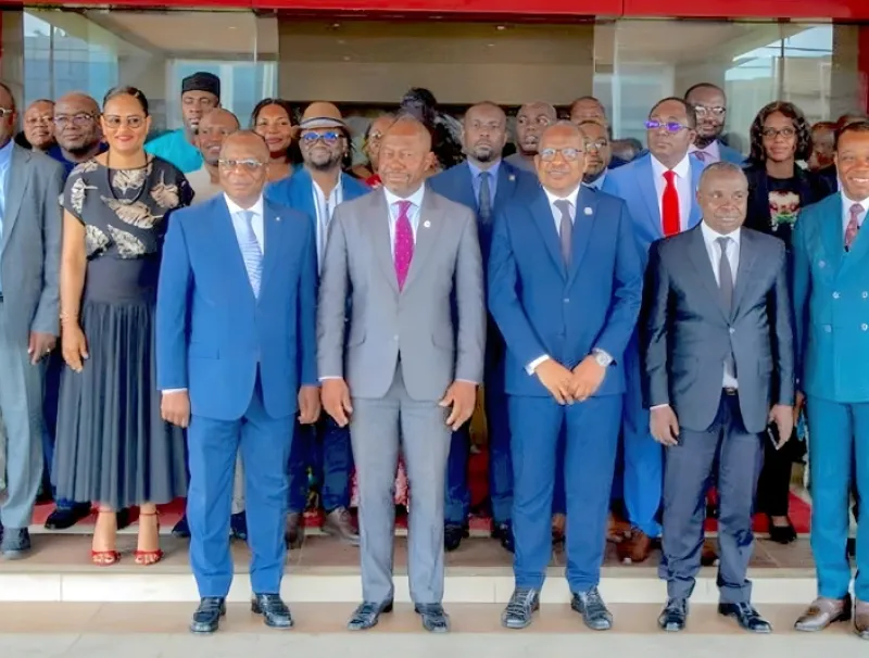 Photo de famille officiels après le lancement de deux projets pour la sécurité alimentaire