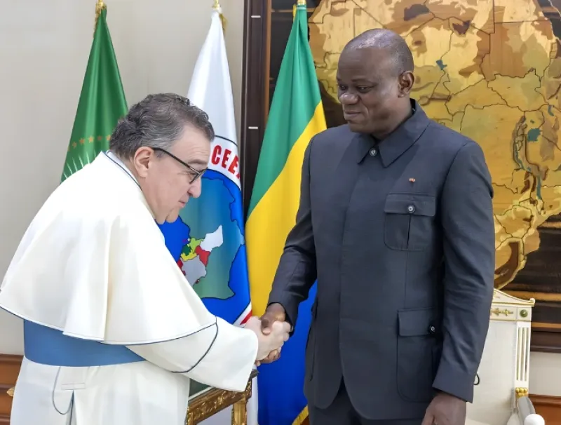 Brice Clotaire Oligui Nguema, président du Gabon et le Révérend Père Gilles Wach