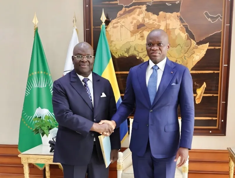 Brice Clotaire Oligui Nguema, président du Gabon, et l'ambassadeur itinérant gambien