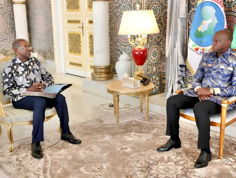 Brice Clotaire Oligui Nguema, président du Gabon et Séraphin Moundounga, président de la Commission nationale pour la démocratie et la participation citoyenne (CNDPC)