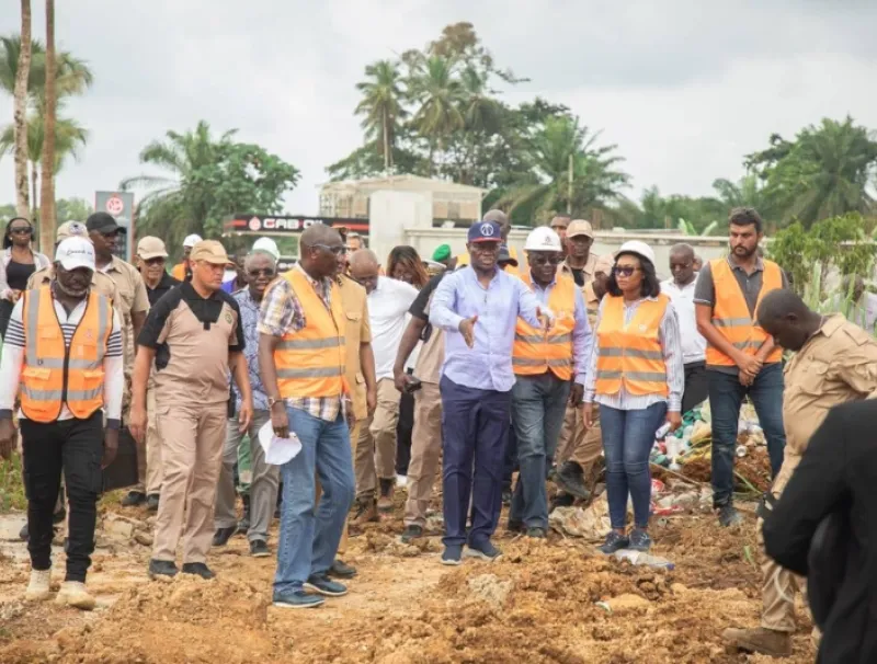 Brice Clotaire OLIGUI NGUEMA sur les chantiers des voiries. © DR