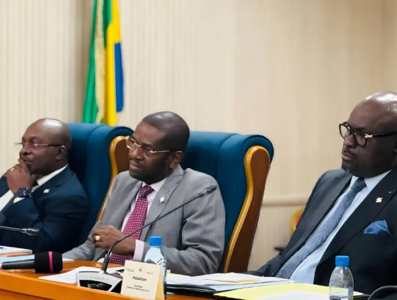 Régis Onanga Ndiaye, président de l’Assemblée nationale, et les membres de l'assemblée