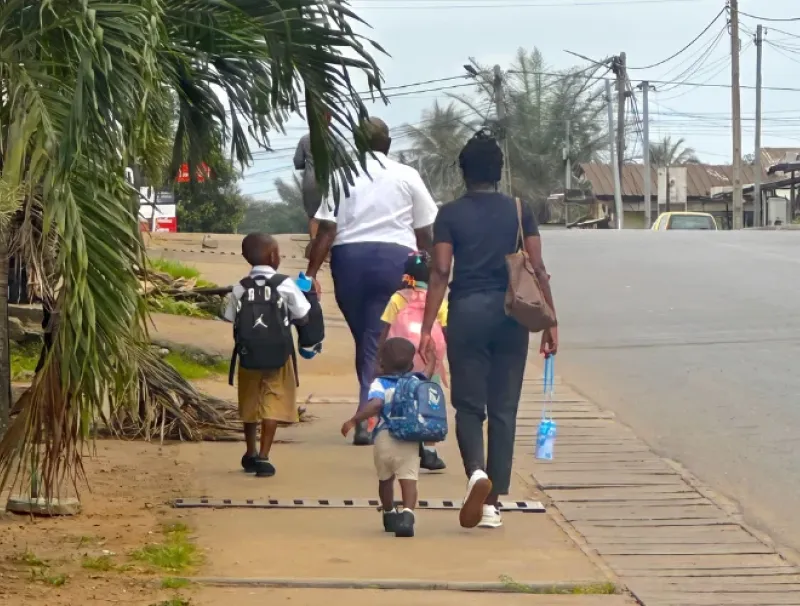 Deux parentes accompagnant leurs enfants à l’école.