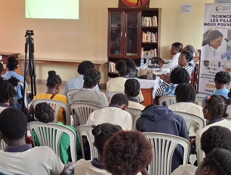 Parents et élèves au lycée Bâ-Oumar. © DR