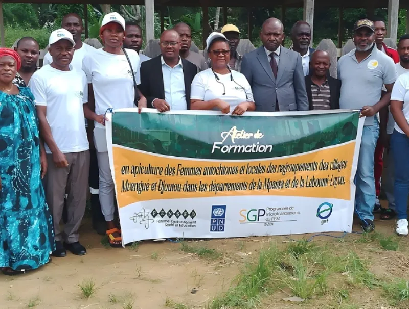 Au regroupement de villages Djoutou, autorités locales, participants et responsable de la Fensed