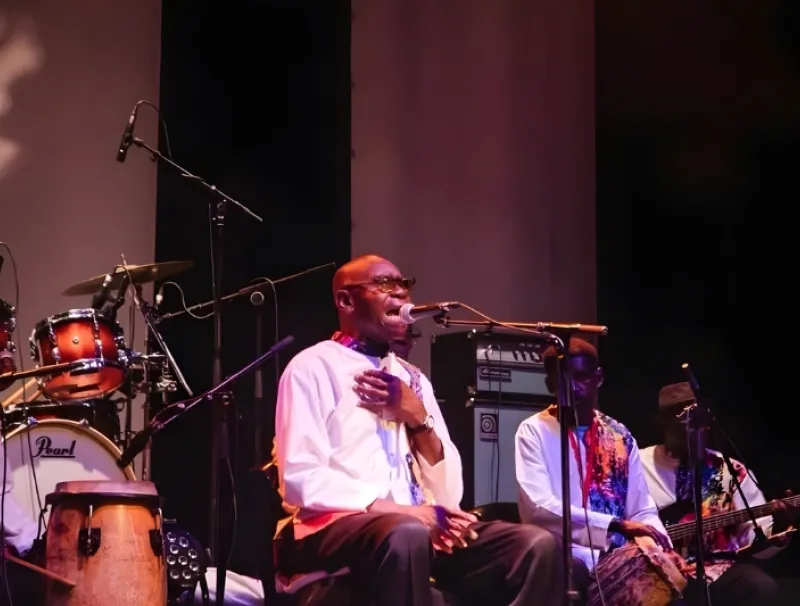 Pierre-Claver Akendengué, auteur, compositeur, musicien gabonais 