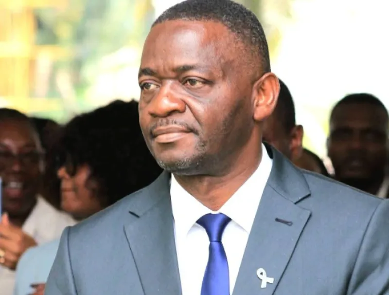 L’édile de Libreville, Pierre Mathieu Obame, particulièrement au pied du mur.