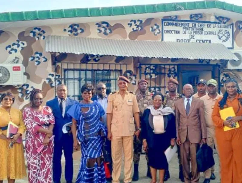 Photo de famille après une rencontre avec le corps judiciaire.