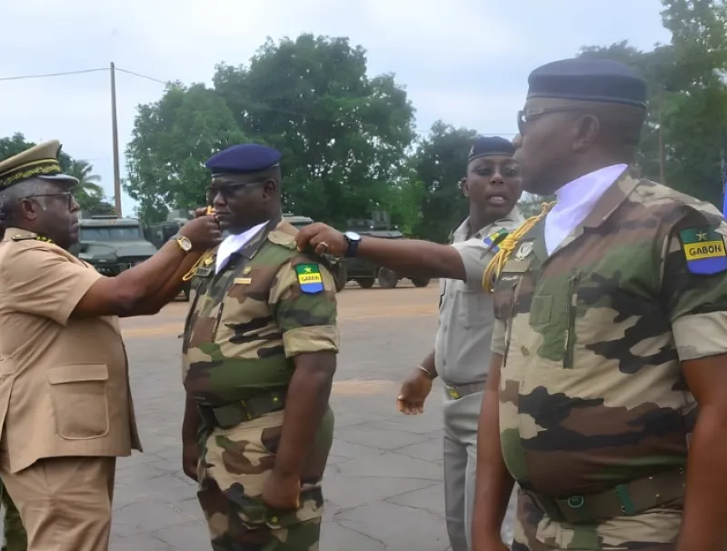 Pose des épaulettes aux militaires d’Oyem