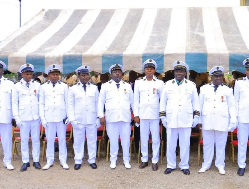 Les préfets et sous-préfets de la province de la Ngounié autour du gouverneur de province Francis Oyinamono.