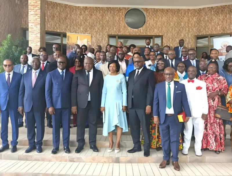 Cérémonie de remise solennelle d'insignes d'honneur aux "artisans du savoir et du développement" au Gabon