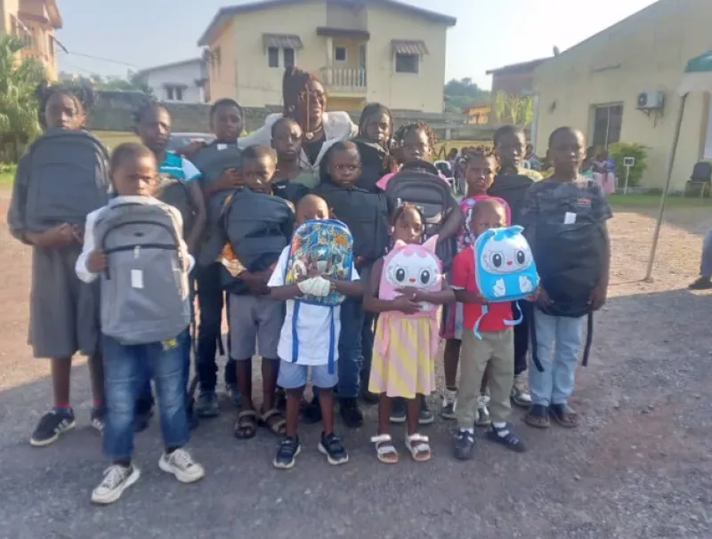 Remise de kits scolaire aux enfants à Franceville