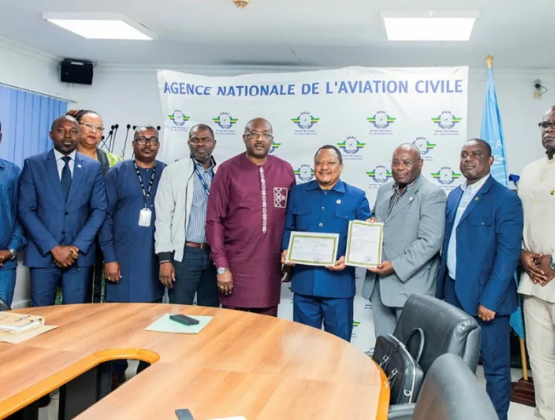 Les responsables des deux entités lors de la remise du certificat