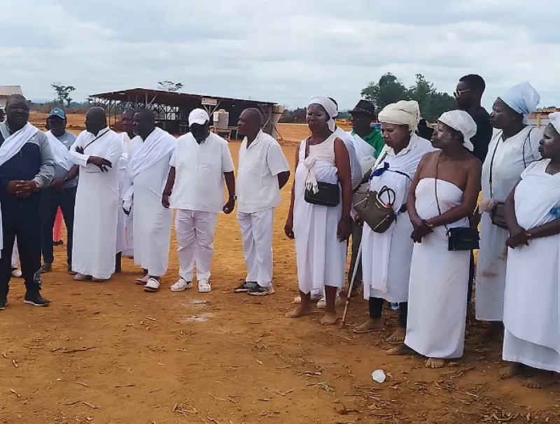 En présence du gouverneur, notables et gardiens de la tradition du clan Dibur-Simbu ont invoqué les mânes pour la bonne poursuite du chantier.