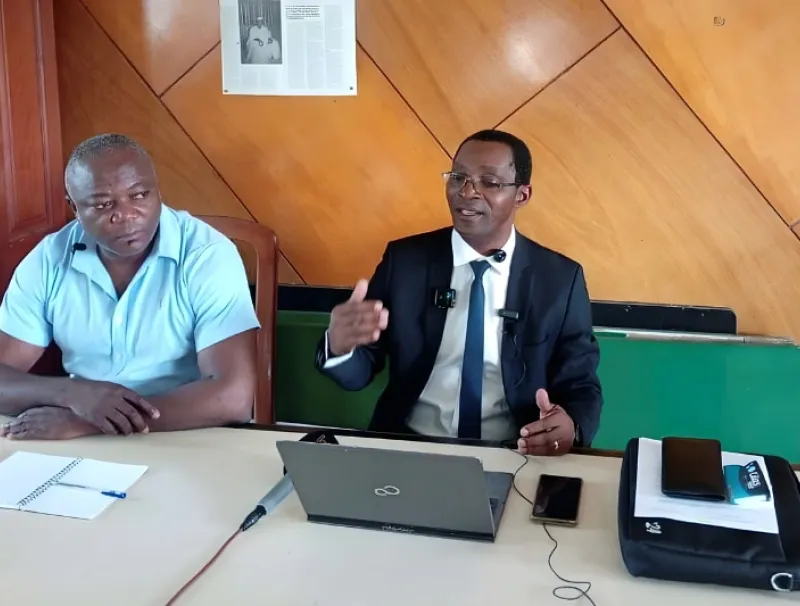 Conférence de presse du Snec, animée par le président de la section UOB, le Pr Mathurin Ovono Ebè, en costume