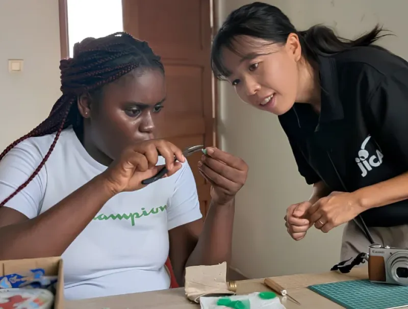 La Japonaise Sachie Ishibashi enseigne son savoir-faire à des jeunes de Lambaréné.