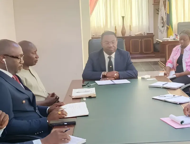 La séance de travail de l’entreprise adjudicataire avec le maire Fernand Paulin Joumas dit Salamba donne espoir aux populations au 2e arrondissement.