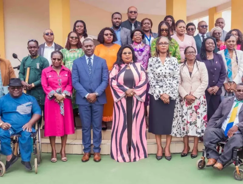 Photo de famille, après l’ouverture du séminaire-atelier sur le handicap.