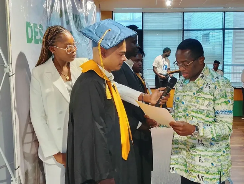 Sosthène Nguema, ministre des mines remettant son diplôme à un de ses nombreux filleuls du jour
