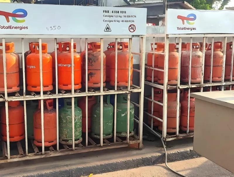 Bouteilles de gaz dans une station service