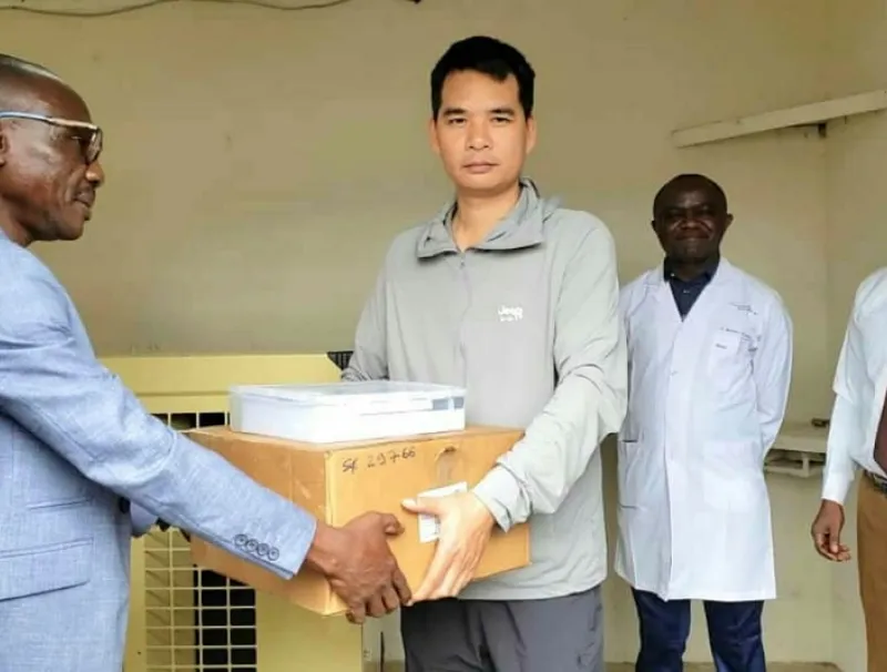  Remise symbolique du don au centre de santé de Bifoun. ©  Edouard Nzigou