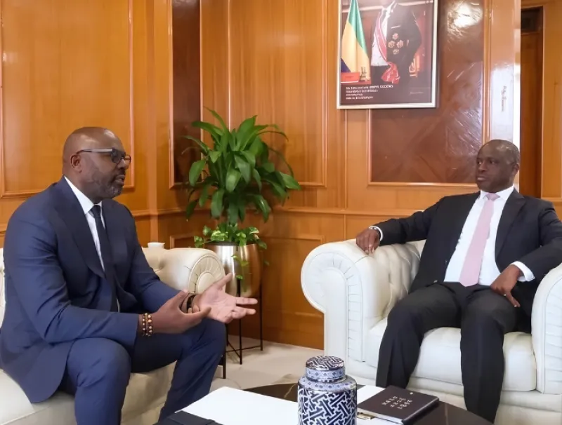 Hermann Immongault, vice-président du gouvernement gabonais et Théophile Boutamba, directeur général de la Centrale d'achat du Gabon (CEAG)
