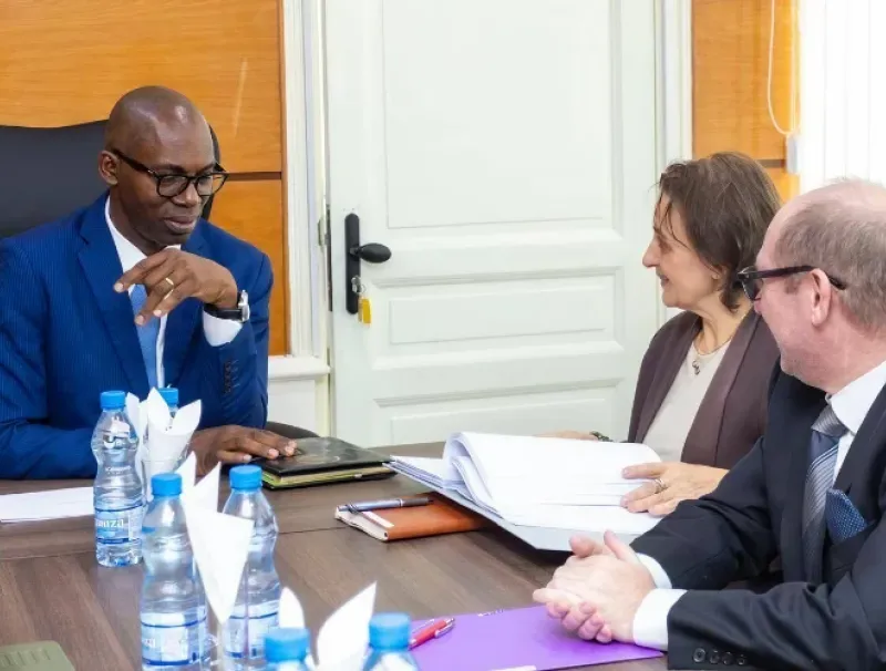 Thierry Minko, ministre de l'économie et les représentants du FMI au Gabon