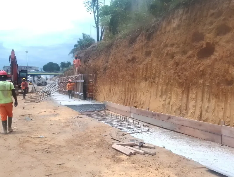 Les ouvriers érigeant le mur de sécurisation au niveau des Charbonnages.