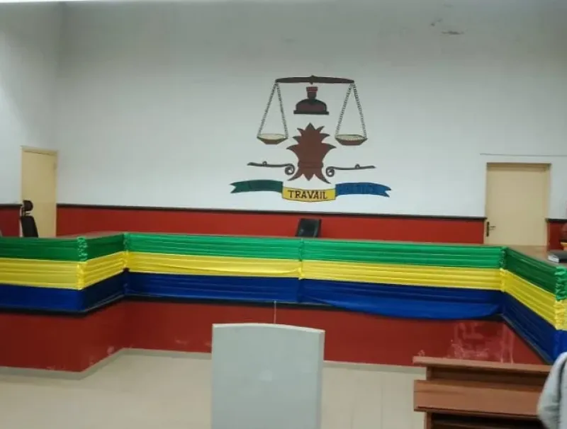 Le Tribunal de Mouila où un agent pénitentiaire et deux civils ont été condamnés à un an de prison.
