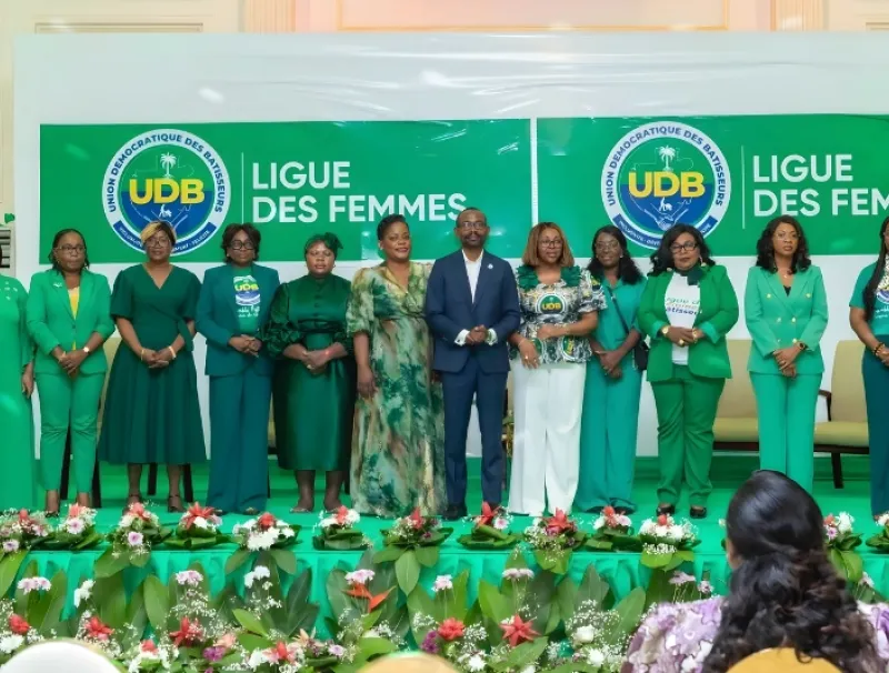 Le bureau de la Ligue des femmes de l’UDB posant avec le secrétaire général du parti
