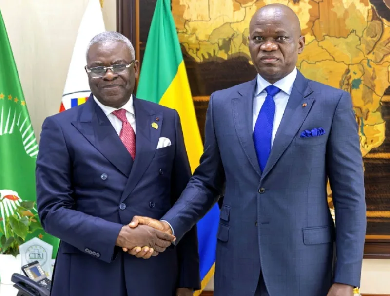  Anatole Collinet Makosso transmettant au chef de l’État le message de son homologue congolais. © DR