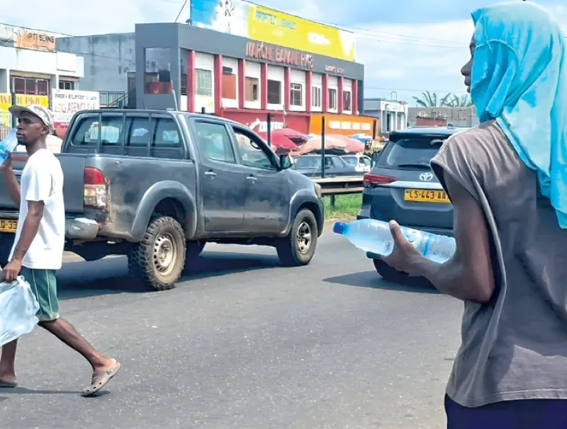 Jeunes vendeurs d'eau au pk8