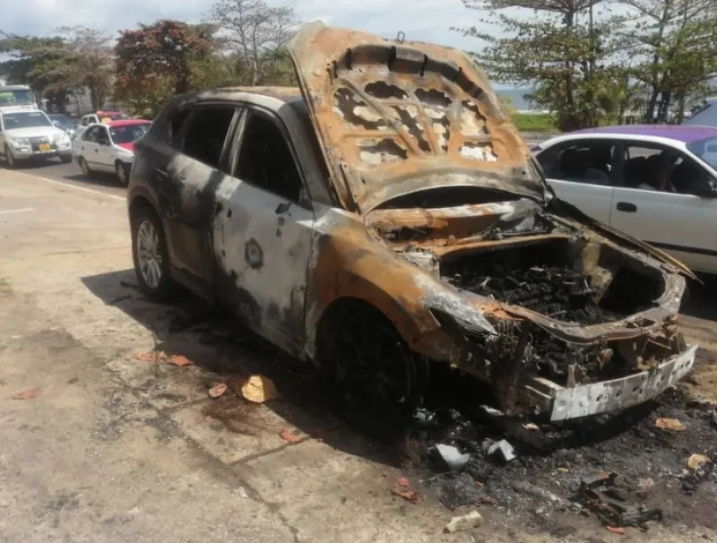 Une voiture consumée par le feu