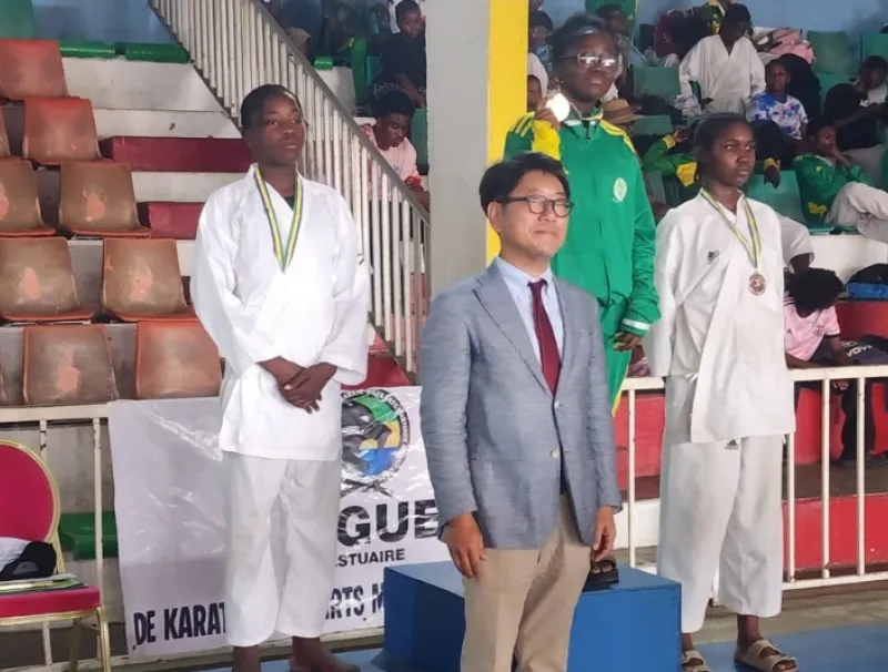 L’ambassadeur du Japon au Gabon, Yoshio Ando, posant avec quelques athlètes, après la remise des médailles