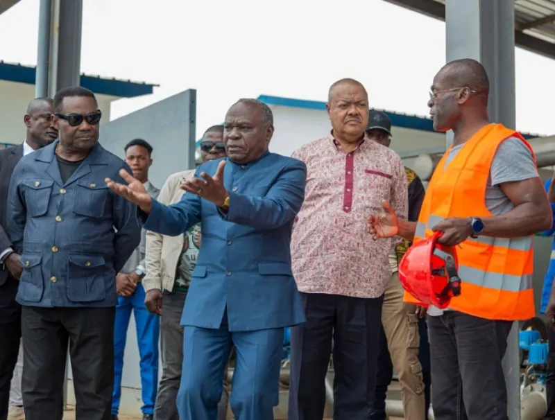 Fernand Paulin Joumas dit Salamba, maire de franceville et Philippe Tonangoye,ministre de l'Accès universel à l'eau et à l'énergie